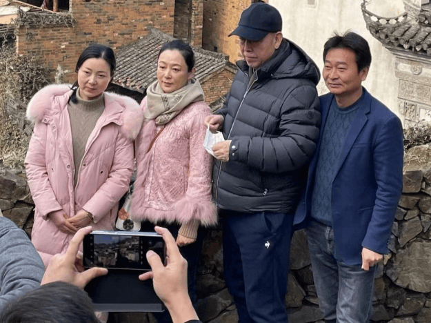 原創56歲陳紅近照曝光，化妝不化妝完全兩個人，有了大媽味道