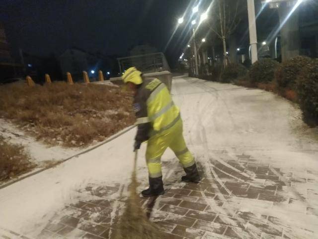 戰風雪清道忙，保潔保暢兩不誤！城市美容師凌晨在行動