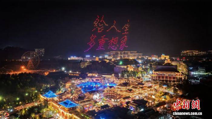 浙江橫店上元燈會燃燈迎春 影視IP將賦能春節文旅消費