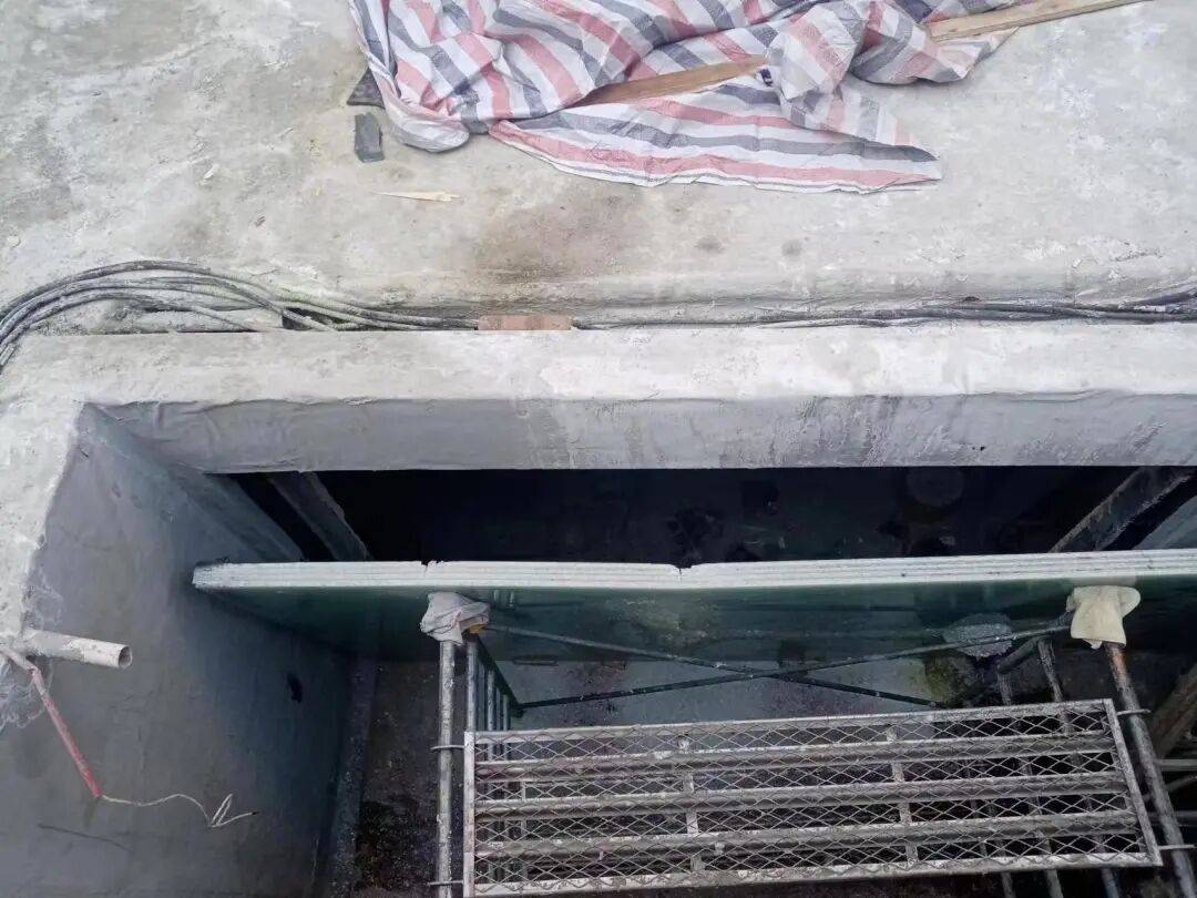 裝修工安裝1500斤玻璃時被壓身亡，多方回應→