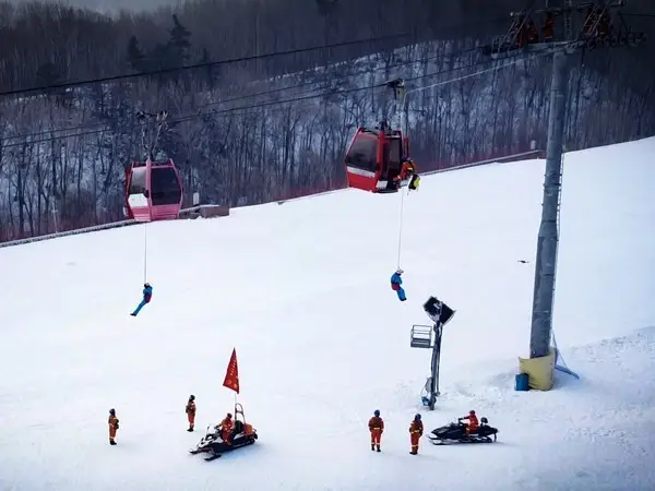 哈爾濱消防救援機動支隊護航亞布力冰雪旅遊季