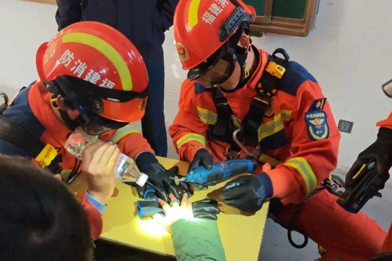 三明一小學發生一起意外，消防員趕到現場……