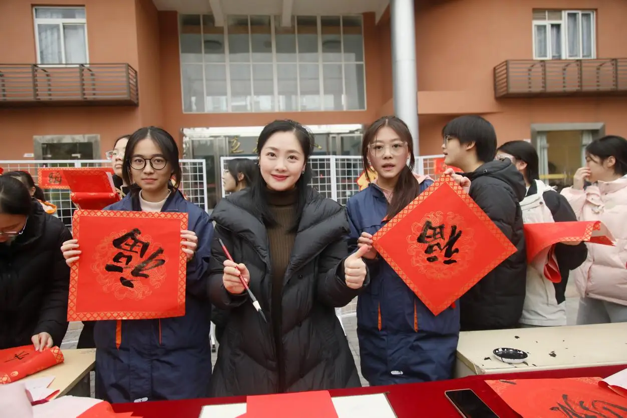 揮毫剪紙猜燈謎，兩江育才中學新春活動有滋有味