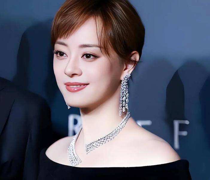 “全家移民”真相大白僅半年，43歲孫儷再傳喜訊，張藝謀真沒撒謊