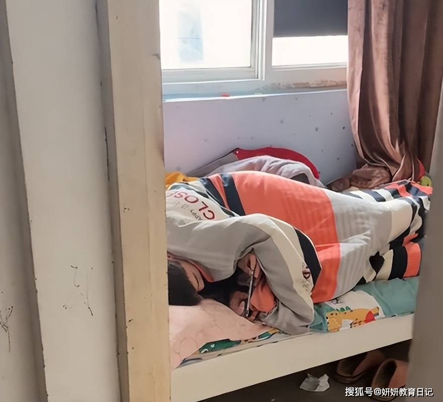 原創“放假48小時，玩了40小時手機”，家長偷拍兒子，裝修說明問題