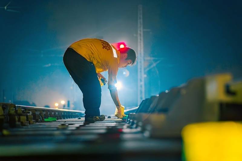 新春走基層丨鋼軌“美容師”守護春運平安路