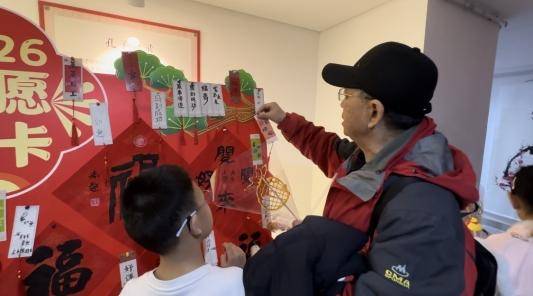 圖書館裡過大年丨嶗山區圖書館“山海年味·書香市集”迎新春年俗文化市集熱鬧開市