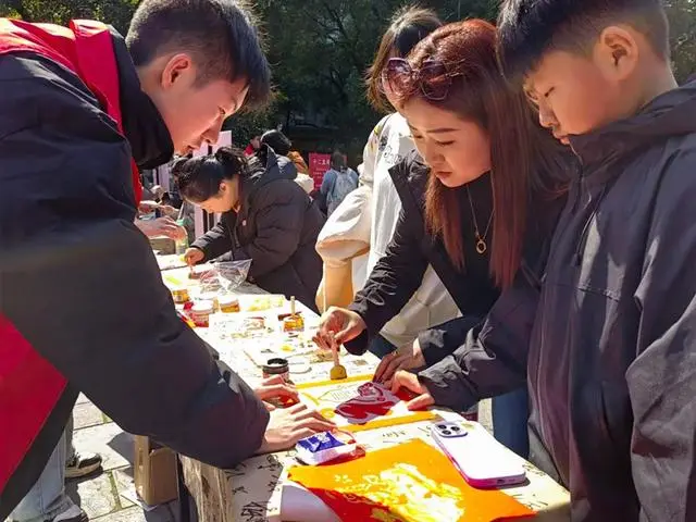 雲巖區圖書館舉辦“書香大拜年”春節活動