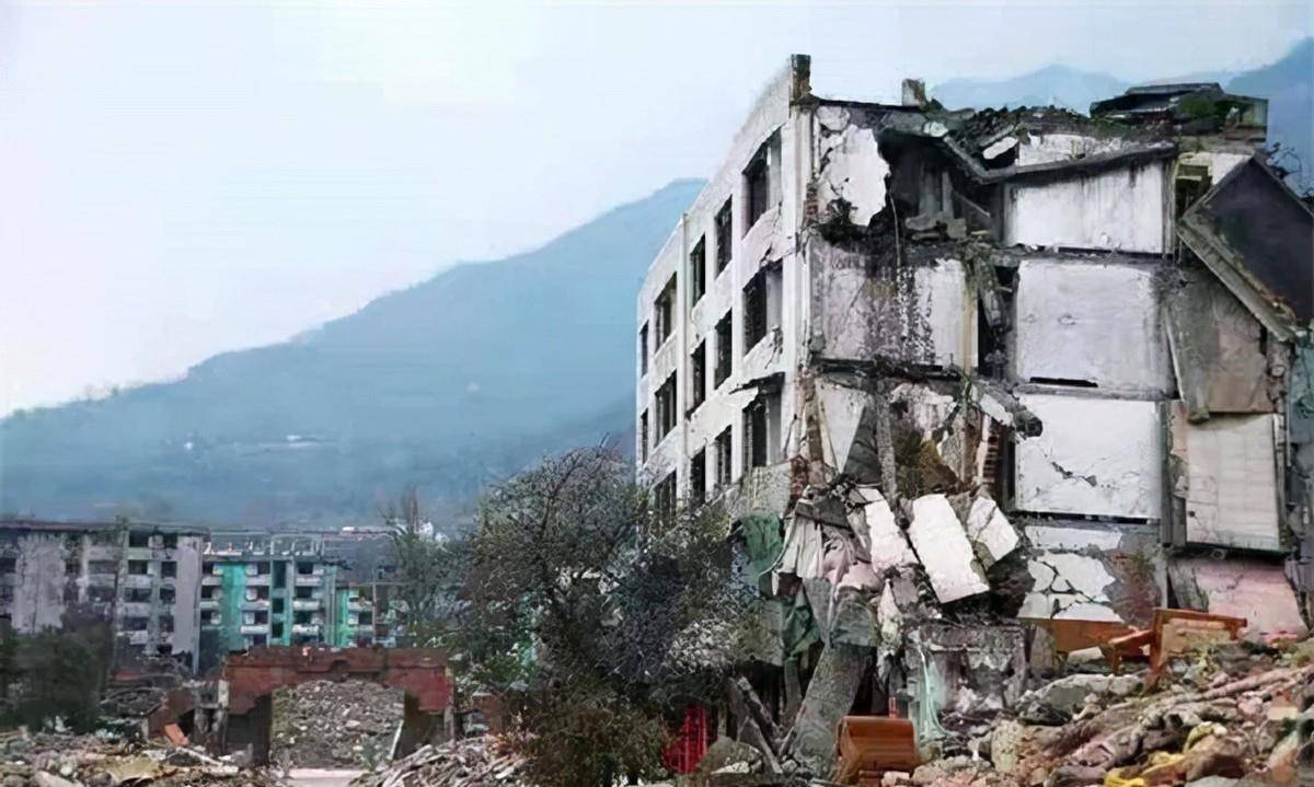 原創汶川地震中他被軍人救出，多年後他研究生入伍圓夢軍營