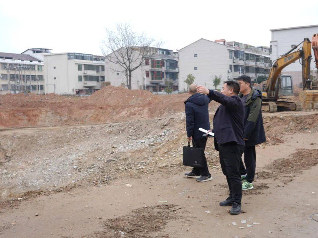 土地被“鎖死”，105本房產證“懸空”五年，誰把這盤“死棋”走活了？