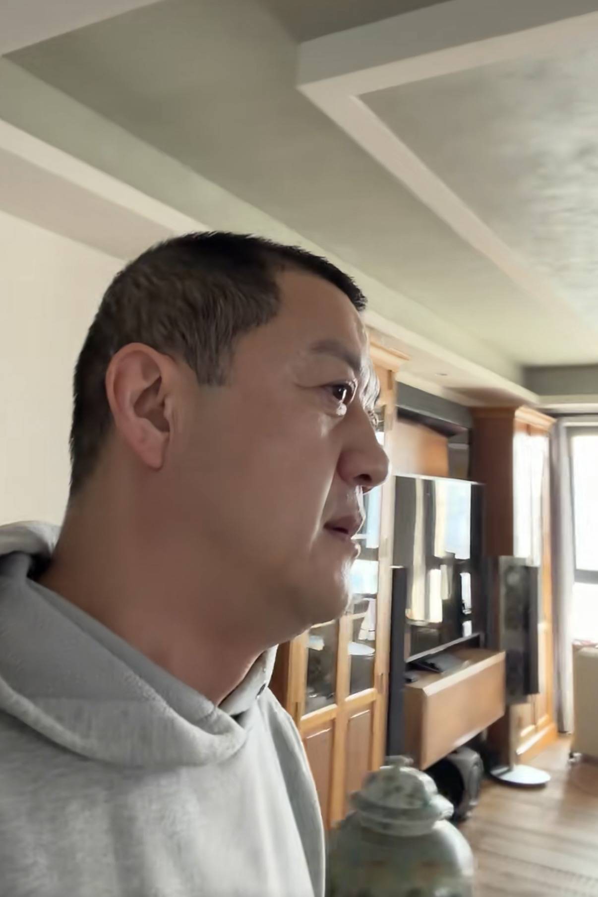 原創李亞鵬母子過元宵節，在北京住100平小房，傢俱裝修老氣像30年前