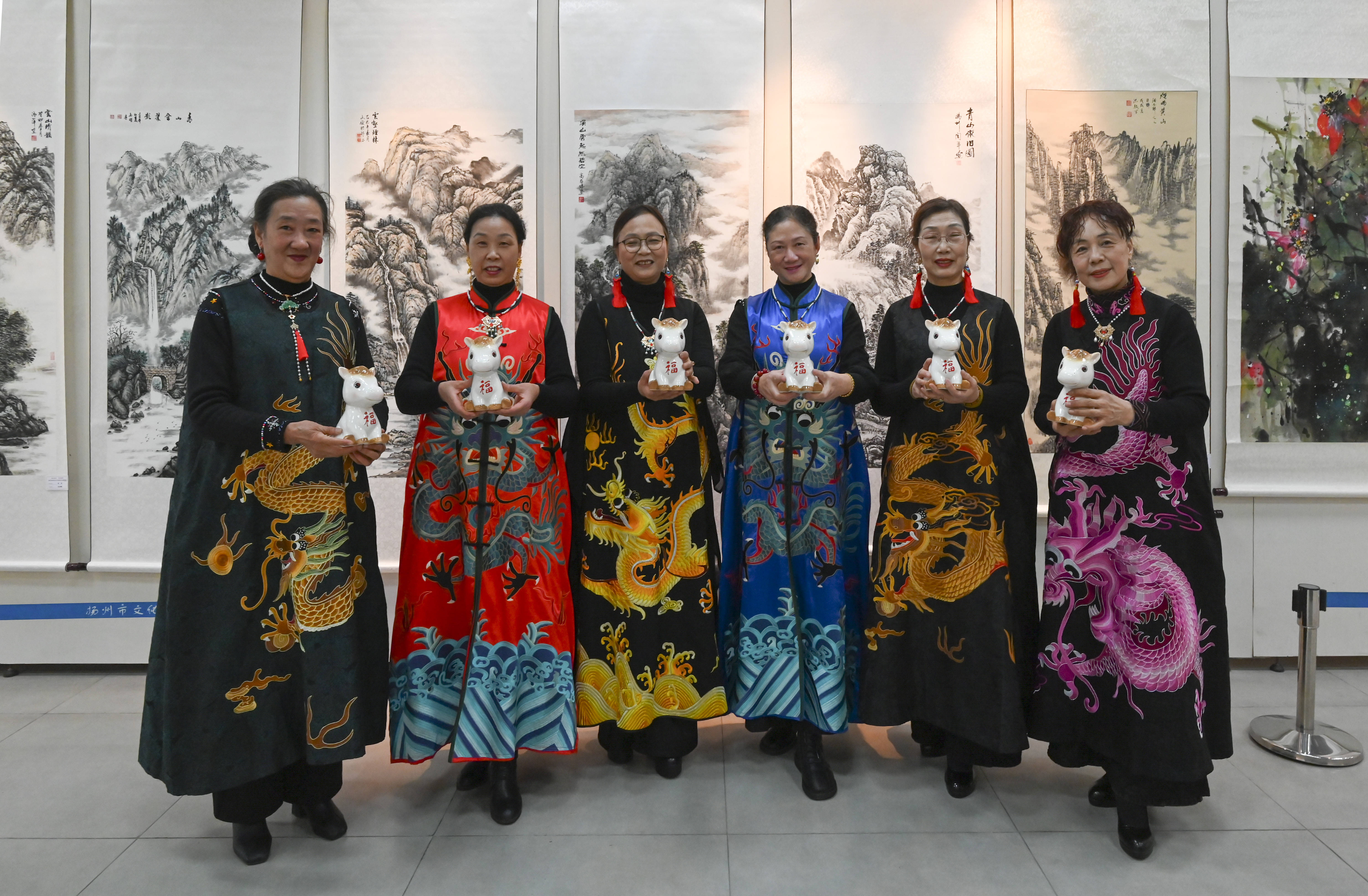 原創[文化揚州]歡天喜地迎馬年！當刺繡華服邂逅非遺與書畫