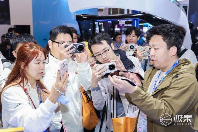 千問AI眼鏡參展AWE：擠爆了，觀眾排隊試戴