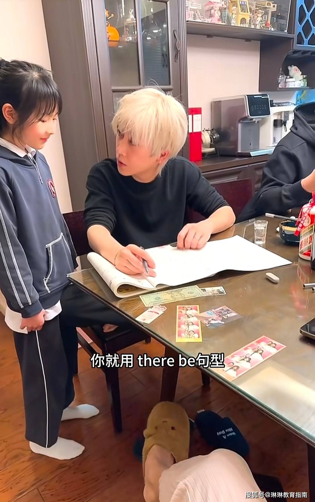 原創“女兒看到黃毛，聞到一股爹味”，上海小學生家庭走紅，爹媽形象顛覆認知