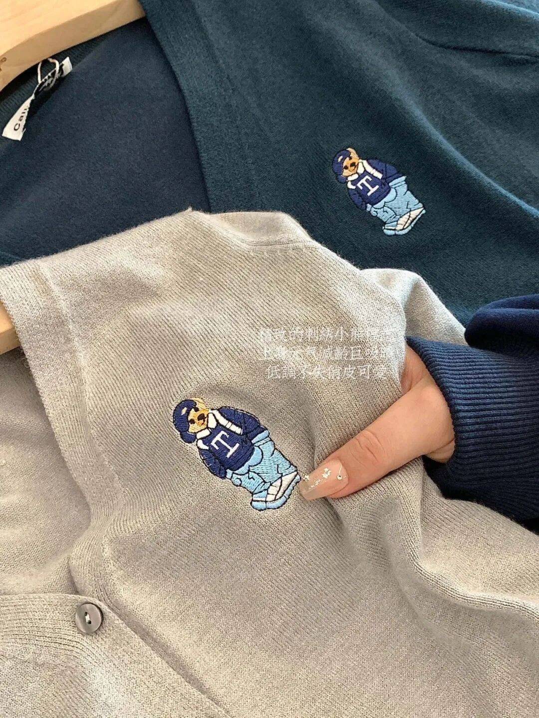 開春必備穿搭單品！刺繡小熊九色開衫29.9閉眼入啊~
