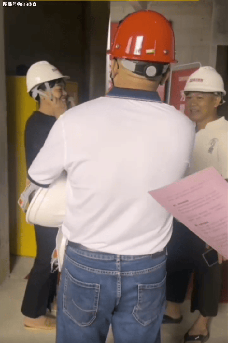 開心!全紅嬋家400平別墅裝修開工父母出席,一家8口一人一間房